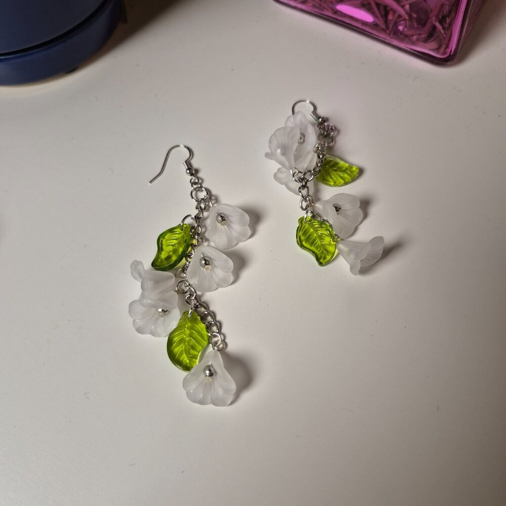 White Trumpet Flower Handmade Earrings - Picture 5 of 7